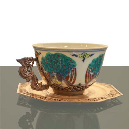 Tazzina da tè in porcellana cinese dipinta policroma con manico in metallo a guisa di dragone e piattino in metallo filigranato ai bordi, China, Qing Dynasty