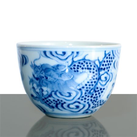 Tazza in porcellana cinese blu e bianca decorata con motivi di drago, 18°/19° secolo
