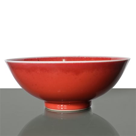 Ciotolina in porcellana cinese con rivestimento in smalto rosso dinastia Qing, 18°/19° secolo