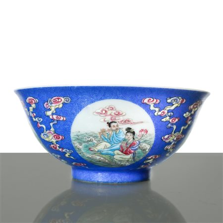 Ciotolina in porcellana cinese blu con decori a smalti con scene di vita quotidiana entro medaglioni e raffigurazione  anche all'interno della ciotola stessa, 19°/20° secolo