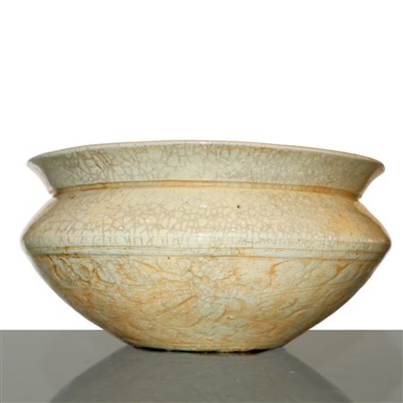 Contenitore in porcellana cinese smaltata bianca con decori a rilievo, Song Dynasty