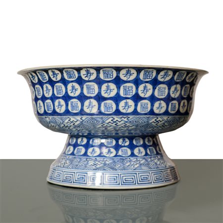 Coppa/alzata in porcellana cinese blu e bianca raffigurante Kirin al centro e inciso Shou (carattere indicante la longevità), Qing Dynasty