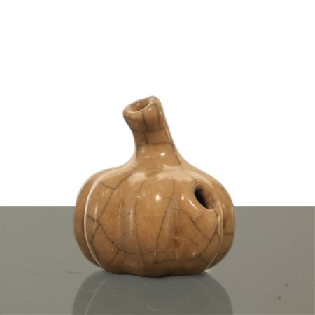 Gocciolatore d'acqua da scrittura in porcellana cinese in stile Ge a guisa di testa d'aglio