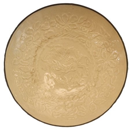 Piatto in porcellana cinese bianca finemente decorato con motivi floreali e di dragoni, Song Dynasty