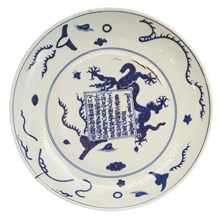 Grande piatto in porcellana cine blu e bianca de periodio Wanli decorato con motivi di draghi, Ming dynasty