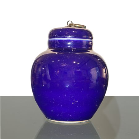 Poutiche in porcellana cinese blu con anello metallico sul coperchio, 20° secolo