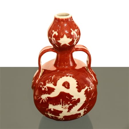 Bottiglia in porcellana cinese rosso sangue di bue con decorazione di dragone, Xuande period