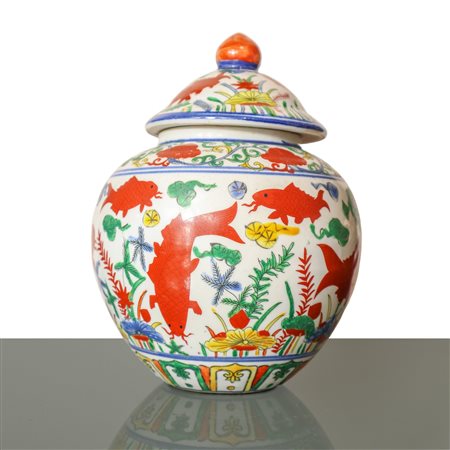 Poutiche in porcellana cinese policroma con decori di pesci e piante acquatiche, Ming Dynasty