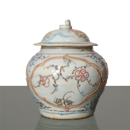 Piccola poutiche in porcellana cinese bianca con decori a rilievo di smalti policromi, Yuan Dynasty