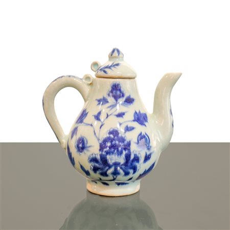 Antica teiera in porcellana blu e bianca con decori floreali