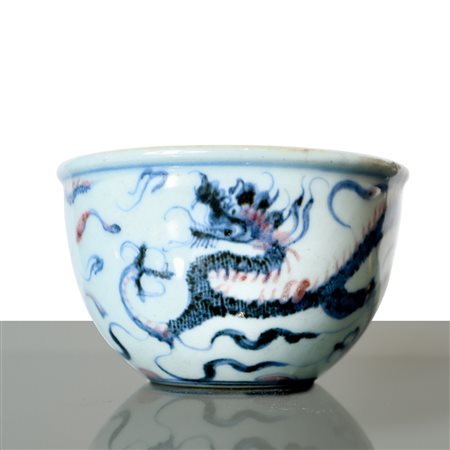 Ciotolina in porcellana cinese con decoro bianco blu e rosso di dragoni
