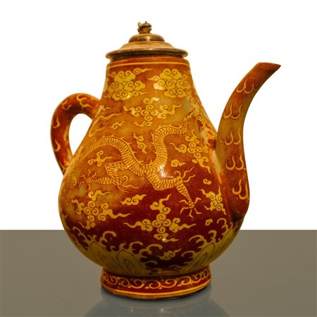 Teiera in porcellana cinese rossa con motivo decorativo di dragone