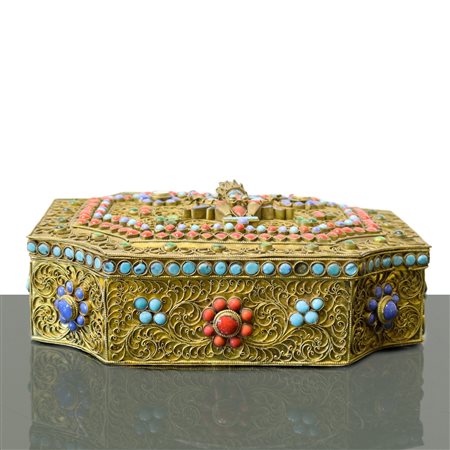 Scatola portagioie tibetana decorata a filigrana con applicazione di pietre