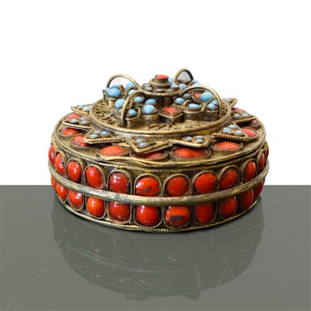 Scatola portagioie Tibetana intarsiata a filigrana con applicazione di pietre