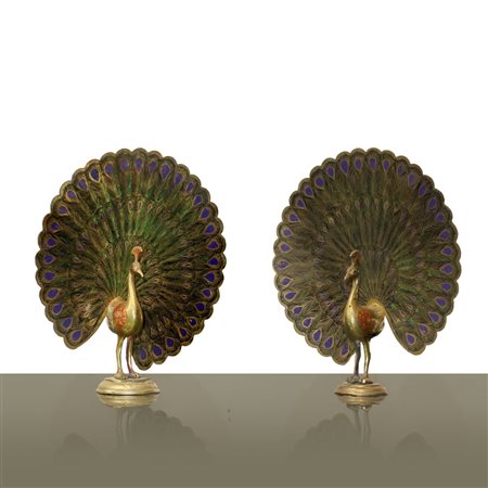 Coppia di pavoni che fanno la ruota in ottone decorati con smalti