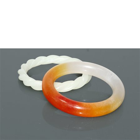 Coppia di bracciali di fattura cinese realizzati rispettivamente in giada e giadeite
