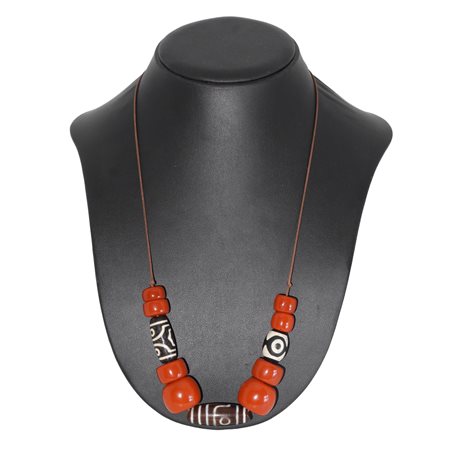Collana composta da perline antiche ornate con motivi e simboli tipici della tradizione tibetana