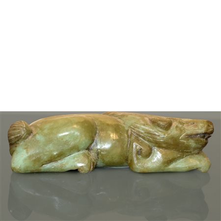 Scultura a guisa di animale in giada di antica fattura cinese