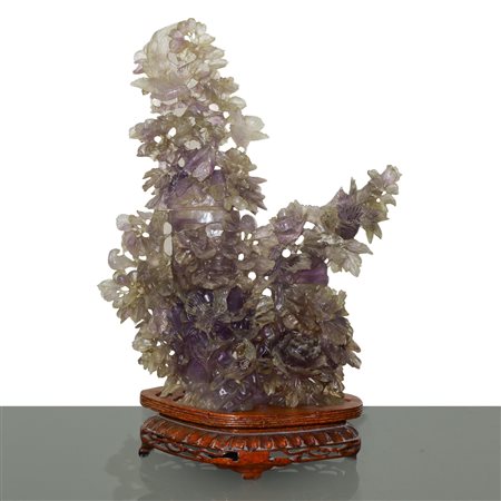 Scultura in ametista con coppia di poutiche e grande decoro floreale con base in legno