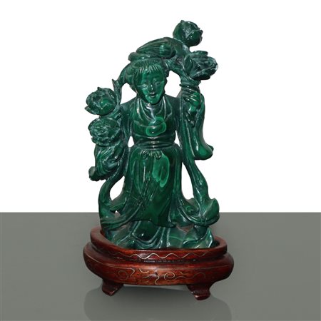Guanyn in malachite con base in legno