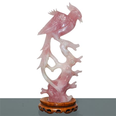 Scultura in quarzo rosa raffigurante uccello