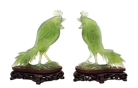 Coppia di galli in giada verde  con base in legno