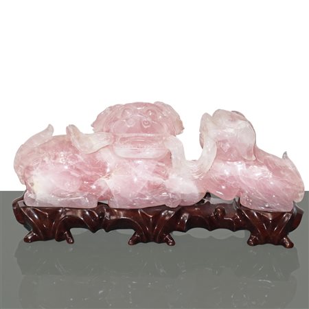 Scultura in giada rosa raffigurante coppia di cani di Pho, mamma e figlio