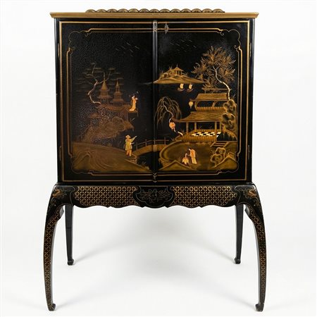 Cabinet laccato nero dipinto al fronte con cineserie