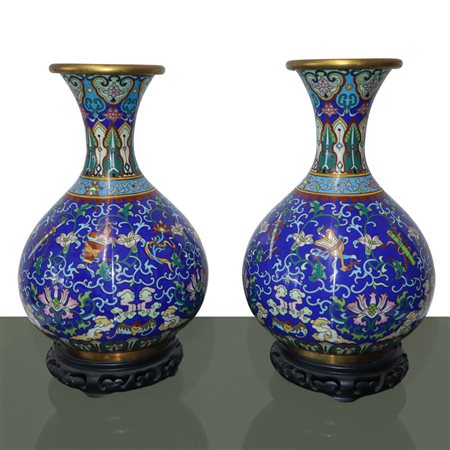 Coppia di vasi cinesi in metallo cloisonnet, early 20° secolo