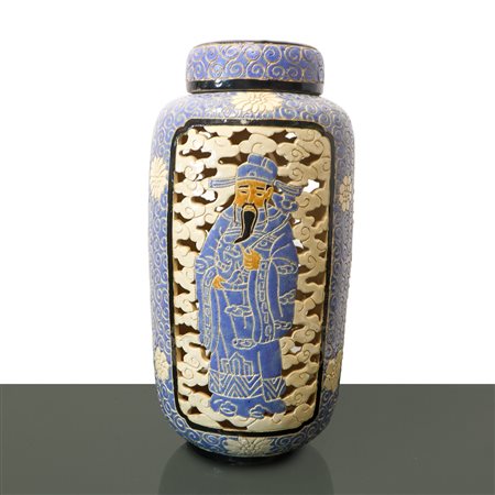 Vaso poutiche cinese in ceramica traforata azzurra con raffigurazione di saggi sui laterali
