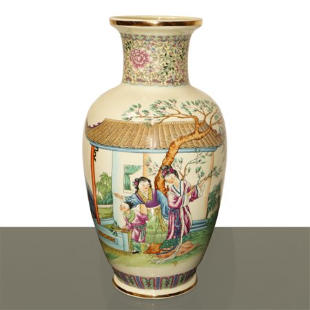Vaso cinese in porcellana policroma dipinto con scena di genere al fronte