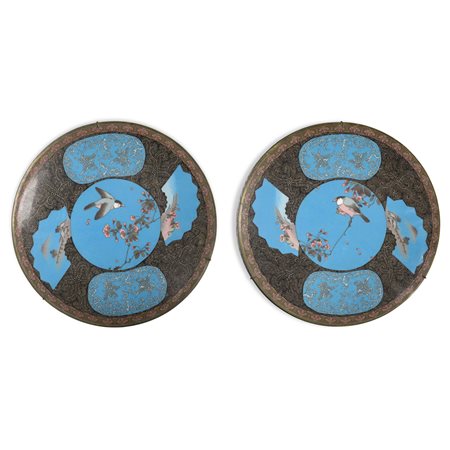 Coppia di piatti da parete orientali in porcellana decorati con smalti nei toni dell'azzurro