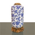 Vaso in porcellana cinese blu e bianca di Tsinghua con decori floreali montato su una base in bronzo, 18° secolo