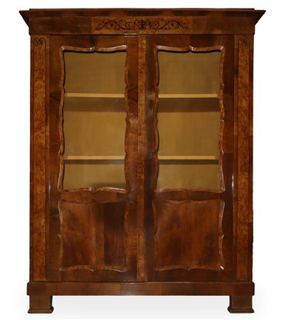 Vetrina Biedermeier a due ante in legno di noce e acero e intarsi in legno di palissandro, 19th secolo