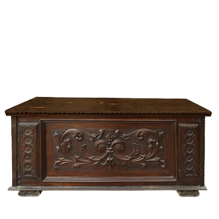 Cassapanca con decoro scolpito sul fronte, 19th secolo