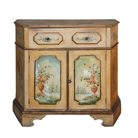 Credenza bassa laccata e dipinta, Fine 19th secolo