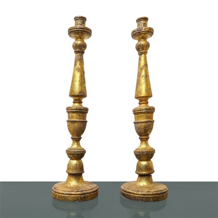 Coppia di candelabri in legno dorato argento e mecca, 19th secolo
