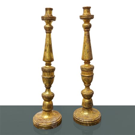 Coppia di candelabri in legno dorato argento e mecca, 19th secolo