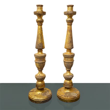 Coppia di candelabri in legno dorato argento e mecca, 19th secolo