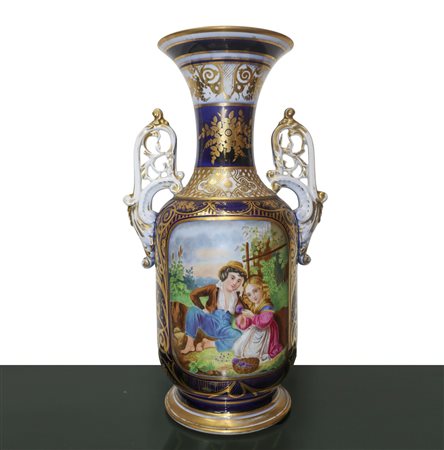 Grande vaso in porcellana con i toni del blu, bianco e oro, dipinte scene di genere e decorazioni floreali, France 19th secolo