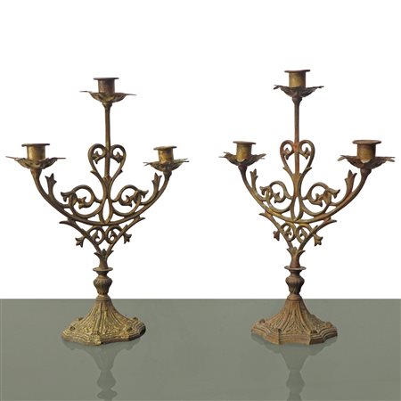 Coppia di candelabri in metallo a tre luci