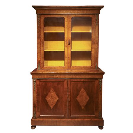 Libreria-credenza in legno di noce a due corpi con sportelli a vetri nella parte superiore e coppia di sportelli nella parte bassa con intarsi in legni chiari e bronzi applicati, Sicily 19th secolo