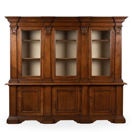 Libreria con 3 sportelli in legno nella parte bassa e tre sportelli in vetro trasparente nella parte superiore