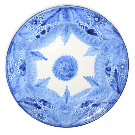 Piatto in ceramica valenciana decorato nei toni del bianco e blu con fiore blu al centro, 19th secolo