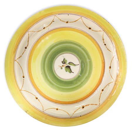 Piatto in ceramica valenciana nei toni del giallo e del verde, 19th secolo