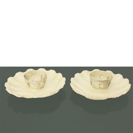 Coppia di mancerine in ceramica di Alcora beige con dettagli a rilievo , 18°/19th secolo