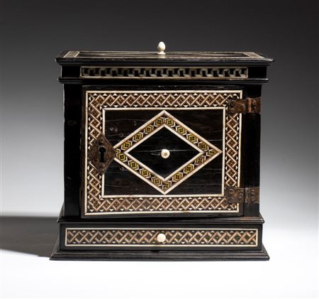  
Stipo monetiere in ebano e osso Spagna, fine XVI – inizio XVII secolo
 Altezza x larghezza x profondità: 23 x 25 x 16 cm