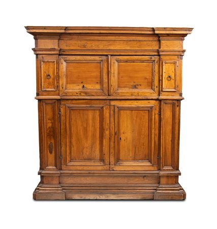  
Credenza a doppio corpo in noce massello Toscana, XVII secolo
 Altezza x larghezza x profondità: 180 x 171 x 52 cm