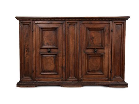  
Credenza barocca in noce Italia centrale, XVII secolo
 Altezza x larghezza x profondità: 141 x 221 x 48 cm