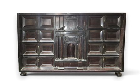  
Monetiere in legno ebanizzato Italia, XVII secolo
 Altezza x larghezza x profondità: 133 x 40 x 82 cm